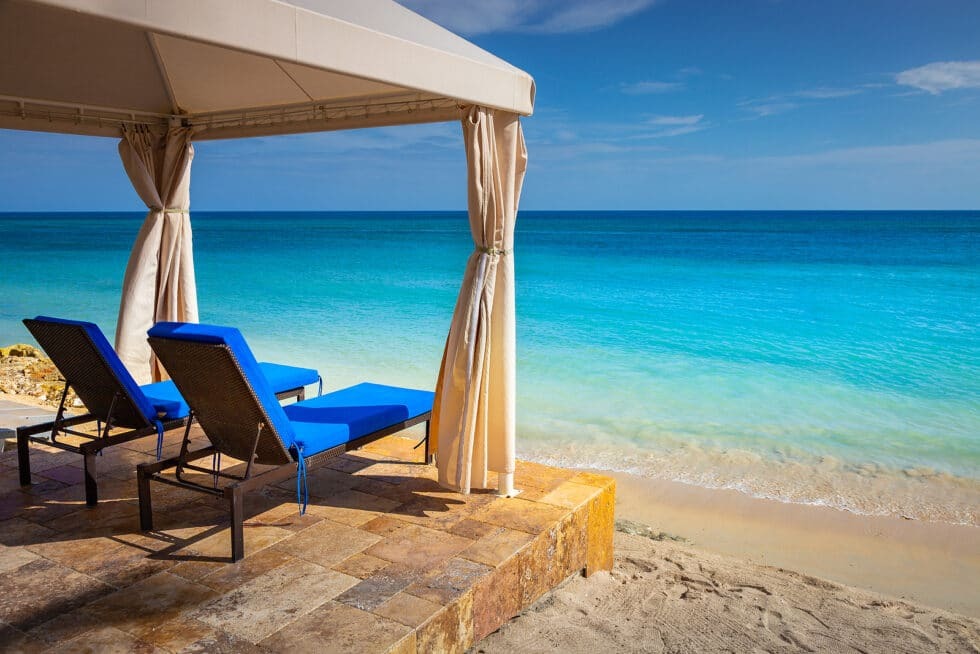 Vacancy Rewards Reviews highlights the relaxed atmosphere that can accompany dining experiences during a Jamaica vacation.