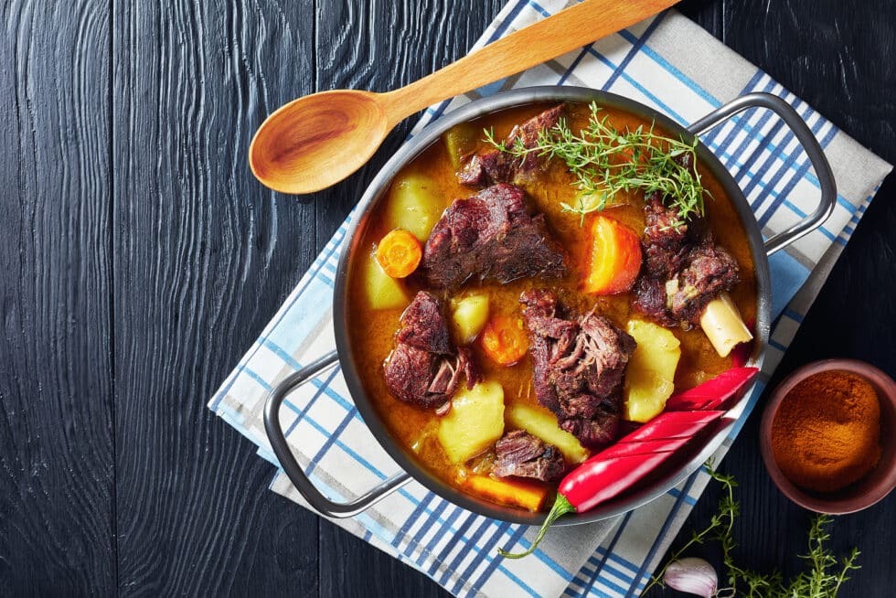 Vacancy Rewards Reviews highlights Jamaican cuisine through hearty dishes, bold spices, and traditional island ingredients.